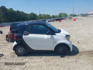 2016 Smart fortwo Passion z VIN WMEFJ5DA6GK078340, wystawiony jako IAAI lot #42140363 z przebiegiem 114 647 mil mil oraz . Historia ofert i sprzedaży dostępna na DreamBid. Obrazek 14.