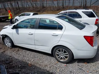 2015 Chevrolet Sonic LT z VIN 1G1JC5SG5F4147301, wystawiony jako IAAI lot #41934640 z przebiegiem 68 593 mil mil oraz . Historia ofert i sprzedaży dostępna na DreamBid. Obrazek 14.