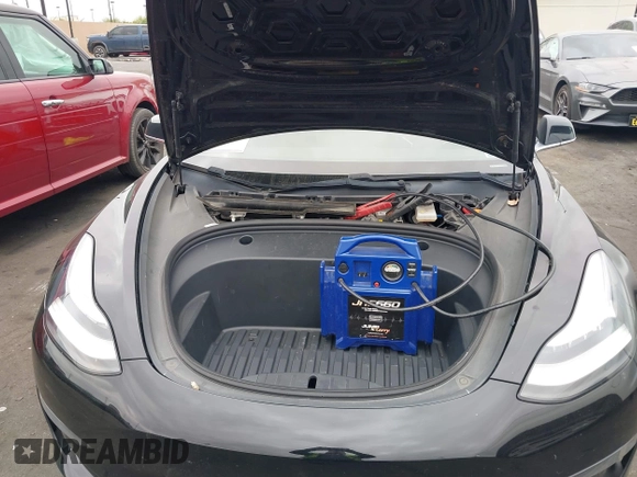 2020 Tesla Model 3 Long Range z VIN 5YJ3E1EB8LF790197, wystawiony jako IAAI lot #42053433 z przebiegiem 73 006 mil mil oraz . Historia ofert i sprzedaży dostępna na DreamBid. Obrazek 10.
