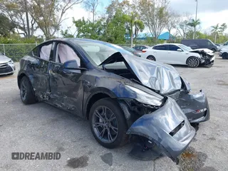 2025 Tesla Model Y Long Range z VIN 7SAYGDEEXSA362089, wystawiony jako IAAI lot #41469596 z przebiegiem 116 mil mil oraz . Historia ofert i sprzedaży dostępna na DreamBid. Obrazek 1.