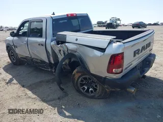2015 Ram 1500 Rebel z VIN 1C6RR7YT0FS751334, wystawiony jako IAAI lot #41933040 z przebiegiem 167 336 mil mil oraz . Historia ofert i sprzedaży dostępna na DreamBid. Obrazek 3.