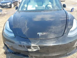 2020 Tesla Model 3 Standard Range Plus z VIN 5YJ3E1EA6LF662080, wystawiony jako IAAI lot #41410445 z przebiegiem Nie podano mil oraz . Historia ofert i sprzedaży dostępna na DreamBid. Obrazek 10.