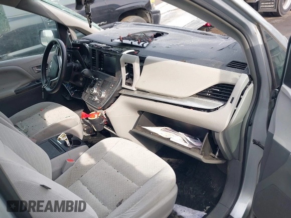 2019 Toyota Sienna LE with VIN 5TDJZ3DC3KS226551, listed as a IAAI auction lot 41495662 with 31,764 mi miles. Bid and sale history available at carsss.com. Image 5.