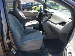 2015 Toyota Sienna LE AAS z VIN 5TDKK3DC6FS649056, wystawiony jako IAAI lot #41978844 z przebiegiem 182 694 mil mil oraz . Historia ofert i sprzedaży dostępna na DreamBid. Obrazek 5.