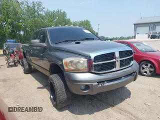 2006 Dodge 3500 Laramie z VIN 3D7LX39C96G198451, wystawiony jako IAAI lot #42487804 z przebiegiem 276 533 mil mil oraz . Historia ofert i sprzedaży dostępna na DreamBid. Obrazek 1.