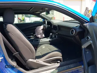 2018 Chevrolet Camaro 1LT z VIN 1G1FB1RS5J0101768, wystawiony jako IAAI lot #41990965 z przebiegiem 82 492 mil mil oraz . Historia ofert i sprzedaży dostępna na DreamBid. Obrazek 5.