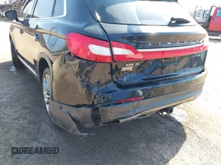 2017 Lincoln MKX Reserve z VIN 2LMPJ8LP2HBL25990, wystawiony jako IAAI lot #41780043 z przebiegiem 121 883 mil mil oraz . Historia ofert i sprzedaży dostępna na DreamBid. Obrazek 6.