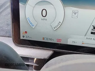 2024 Genesis GV60 z VIN KMUKEDSBXRU021487, wystawiony jako IAAI lot #41593903 z przebiegiem 10 961 mil mil oraz . Historia ofert i sprzedaży dostępna na DreamBid. Obrazek 17.