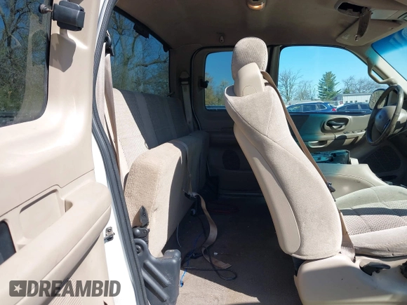 2001 Ford F-150 XL z VIN 1FTRX17L61NB26764, wystawiony jako IAAI lot #42049452 z przebiegiem 242 585 mil mil oraz . Historia ofert i sprzedaży dostępna na DreamBid. Obrazek 8.