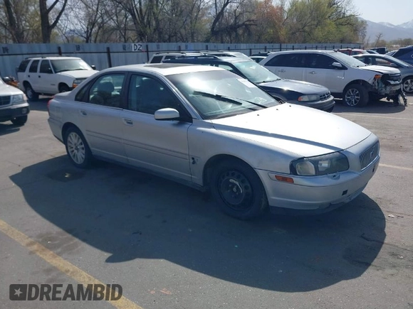 2004 Volvo S80 with VIN YV1TS91Z341351679, listed as a IAAI auction lot 41982117 with 116,217 mi miles. Bid and sale history available at carsss.com. Image 1.
