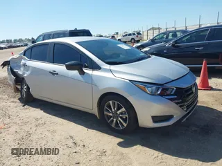 2024 Nissan Versa S z VIN 3N1CN8DV2RL923750, wystawiony jako IAAI lot #41844951 z przebiegiem 6 739 mil mil oraz . Historia ofert i sprzedaży dostępna na DreamBid. Obrazek 1.