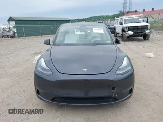 2025 Tesla Model Y Long Range z VIN 7SAYGAEE3SF264491, wystawiony jako IAAI lot #42292489 z przebiegiem 3 543 mil mil oraz . Historia ofert i sprzedaży dostępna na DreamBid. Obrazek 13.