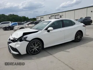 2023 Toyota Camry SE z VIN 4T1G11AK3PU786683, wystawiony jako Copart lot #54165555 z przebiegiem 29 602 mil mil oraz Szkoda całkowita • Salvage title. Historia ofert i sprzedaży dostępna na DreamBid. Obrazek 1.