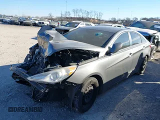 2013 Hyundai Sonata GLS z VIN 5NPEB4AC1DH582330, wystawiony jako IAAI lot #41400453 z przebiegiem Nie podano mil oraz . Historia ofert i sprzedaży dostępna na DreamBid. Obrazek 18.