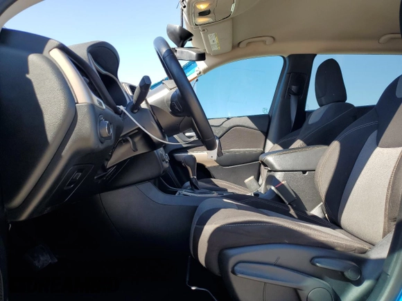 2017 Jeep Cherokee Altitude z VIN 1C4PJLAS0HW596491, wystawiony jako Copart lot #46773705 z przebiegiem 104 015 mil mil oraz Szkoda całkowita • Salvage title. Historia ofert i sprzedaży dostępna na DreamBid. Obrazek 7.
