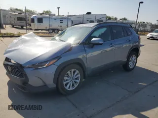 2023 Toyota Corolla Cross LE z VIN 7MUCAAAG7PV046238, wystawiony jako Copart lot #59769645 z przebiegiem 50 443 mil mil oraz Szkoda całkowita • Salvage title. Historia ofert i sprzedaży dostępna na DreamBid. Obrazek 1.
