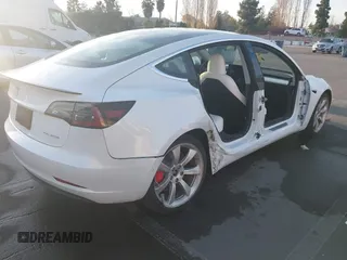 2019 Tesla Model 3 Long Range z VIN 5YJ3E1EB9KF514626, wystawiony jako IAAI lot #41067965 z przebiegiem 43 598 mil mil oraz . Historia ofert i sprzedaży dostępna na DreamBid. Obrazek 4.