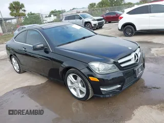 2013 Mercedes-Benz C 250 z VIN WDDGJ4HB6DG011970, wystawiony jako IAAI lot #41499440 z przebiegiem 75 354 mil mil oraz . Historia ofert i sprzedaży dostępna na DreamBid. Obrazek 1.