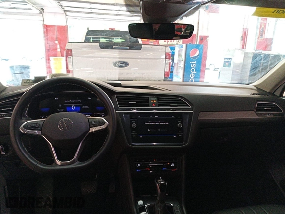 2024 Volkswagen Tiguan SE z VIN 3VV3B7AX0RM082514, wystawiony jako IAAI lot #42796136 z przebiegiem 27 247 mil mil oraz . Historia ofert i sprzedaży dostępna na DreamBid. Obrazek 31.