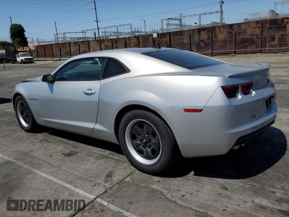 2013 Chevrolet Camaro LS z VIN 2G1FA1E36D9160856, wystawiony jako Copart lot #58444415 z przebiegiem 152 328 mil mil oraz Czysty tytuł • Clean title. Historia ofert i sprzedaży dostępna na DreamBid. Obrazek 2.