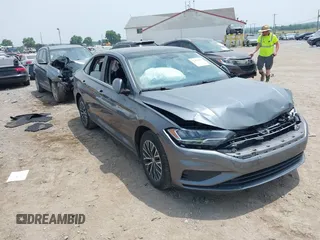 2019 Volkswagen Jetta S z VIN 3VWC57BU8KM232141, wystawiony jako IAAI lot #42439535 z przebiegiem 37 061 mil mil oraz . Historia ofert i sprzedaży dostępna na DreamBid. Obrazek 1.