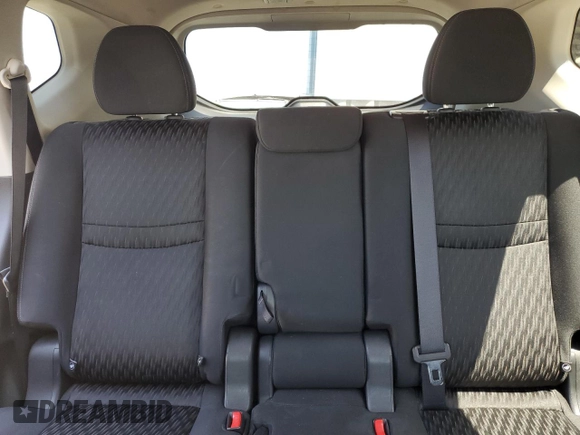2017 Nissan Rogue SV z VIN KNMAT2MV5HP543165, wystawiony jako Copart lot #53532745 z przebiegiem 136 616 mil mil oraz Szkoda całkowita • Salvage title. Historia ofert i sprzedaży dostępna na DreamBid. Obrazek 10.