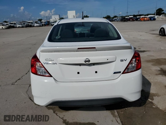 2016 Nissan Versa SV z VIN 3N1CN7AP0GL846535, wystawiony jako Copart lot #61387085 z przebiegiem 61 680 mil mil oraz Czysty tytuł • Clean title. Historia ofert i sprzedaży dostępna na DreamBid. Obrazek 6.