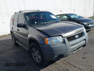 2004 Ford Escape XLT with VIN 1FMYU93174KB10825, listed as a IAAI auction lot 41703192 with 240,355 mi miles. Bid and sale history available at carsss.com. Image 1.
