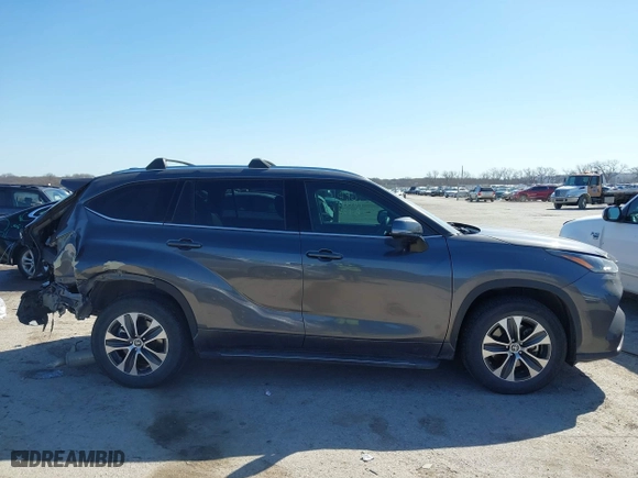 2021 Toyota Highlander XLE with VIN 5TDGZRAH3MS057776, listed as a IAAI auction lot 41754519 with 79,725 mi miles. Bid and sale history available at carsss.com. Image 14.