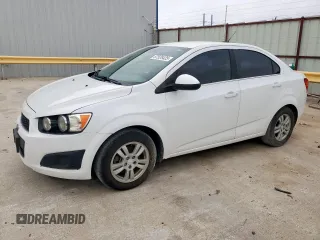 2015 Chevrolet Sonic LT z VIN 1G1JC5SH4F4155477, wystawiony jako Copart lot #57528425 z przebiegiem 141 105 mil mil oraz Tytuł czysty. Historia ofert i sprzedaży dostępna na DreamBid. Obrazek 1.