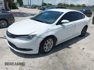 2015 Chrysler 200 S z VIN 1C3CCCBB8FN715368, wystawiony jako IAAI lot #42492720 z przebiegiem 175 847 mil mil oraz . Historia ofert i sprzedaży dostępna na DreamBid. Obrazek 2.