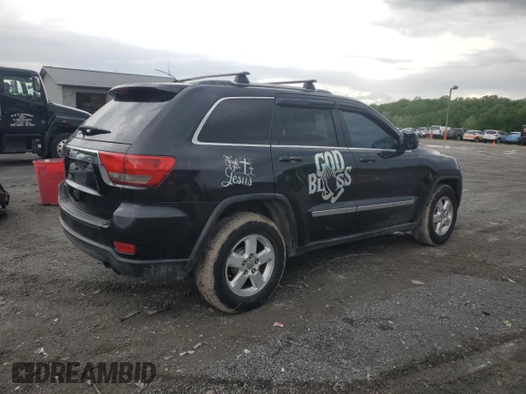 2011 Jeep Grand Cherokee Laredo z VIN 1J4RR4GG5BC609569, wystawiony jako Copart lot #55701055 z przebiegiem 234 116 mil mil oraz Czysty tytuł • Clean title. Historia ofert i sprzedaży dostępna na DreamBid. Obrazek 3.