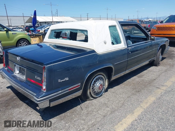 1986 Cadillac DeVille z VIN 1G6CD4783G4204155, wystawiony jako IAAI lot #42229194 z przebiegiem 131 360 mil mil oraz . Historia ofert i sprzedaży dostępna na DreamBid. Obrazek 4.
