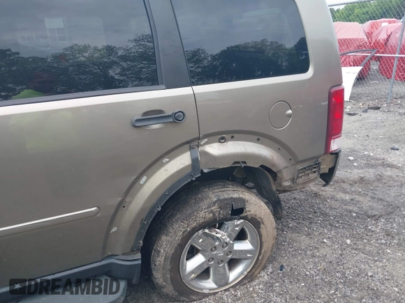 2007 Dodge Nitro SLT z VIN 1D8GT58K07W735904, wystawiony jako IAAI lot #42216665 z przebiegiem 168 000 mil mil oraz . Historia ofert i sprzedaży dostępna na DreamBid. Obrazek 6.