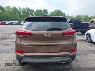 2017 Hyundai Tucson Value z VIN KM8J33A29HU389413, wystawiony jako IAAI lot #42098242 z przebiegiem 98 738 mil mil oraz . Historia ofert i sprzedaży dostępna na DreamBid. Obrazek 16.