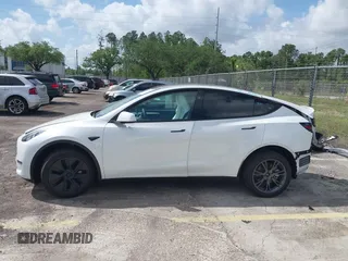 2025 Tesla Model Y Long Range with VIN 7SAYGDEE2SA337378, listed as a IAAI auction lot 41940840 with 1,676 mi miles and . Bid and sale history available at DreamBid. Image 14.