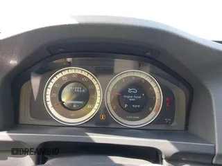 2013 Volvo S60 T5 Premier z VIN YV1612FS8D2209602, wystawiony jako IAAI lot #42226472 z przebiegiem 161 889 mil mil oraz . Historia ofert i sprzedaży dostępna na DreamBid. Obrazek 7.