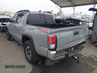 2023 Toyota Tacoma SR z VIN 3TMCZ5AN1PM602567, wystawiony jako IAAI lot #42355648 z przebiegiem 32 472 mil mil oraz . Historia ofert i sprzedaży dostępna na DreamBid. Obrazek 3.