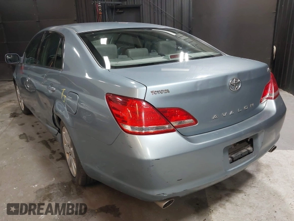 2007 Toyota Avalon XL z VIN 4T1BK36B17U189303, wystawiony jako IAAI lot #41614917 z przebiegiem 238 114 mil mil oraz . Historia ofert i sprzedaży dostępna na DreamBid. Obrazek 3.