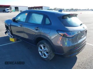 2024 Honda HR-V LX z VIN 3CZRZ2H35RM765460, wystawiony jako IAAI lot #41760314 z przebiegiem 12 837 mil mil oraz . Historia ofert i sprzedaży dostępna na DreamBid. Obrazek 3.