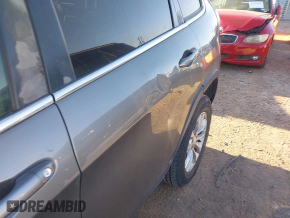 2019 Jeep Cherokee Latitude with VIN 1C4PJMCX7KD127657, listed as a IAAI auction lot 41756436 with 117,483 mi miles. Bid and sale history available at carsss.com. Image 17.