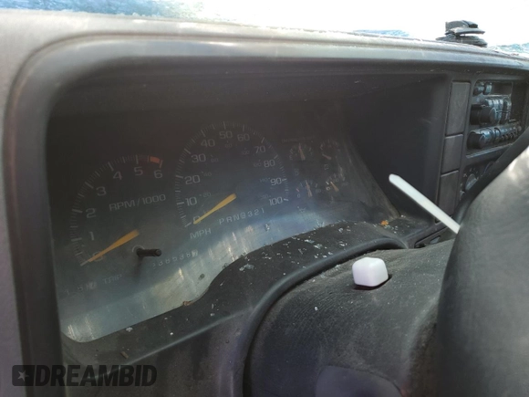 1996 Chevrolet Suburban z VIN 1GNFK16R0TJ417592, wystawiony jako Copart lot #42424015 z przebiegiem 238 536 mil mil oraz Czysty tytuł • Clean title. Historia ofert i sprzedaży dostępna na DreamBid. Obrazek 9.