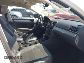 2014 Volkswagen Passat S z VIN 1VWAT7A37EC059126, wystawiony jako IAAI lot #42224824 z przebiegiem 81 455 mil mil oraz . Historia ofert i sprzedaży dostępna na DreamBid. Obrazek 5.