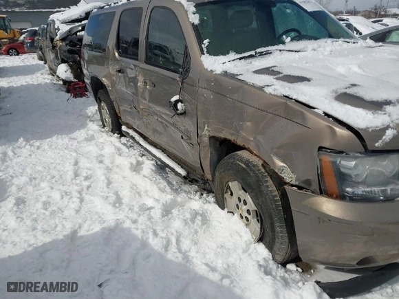 2007 Chevrolet Suburban LT with VIN 1GNFK16317R366798, listed as a IAAI auction lot 41582762 with 215,181 mi miles. Bid and sale history available at carsss.com. Image 6.