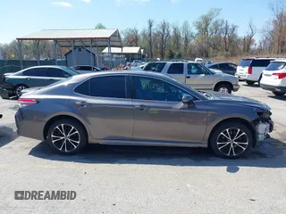 2018 Toyota Camry LE z VIN 4T1B11HK2JU113469, wystawiony jako IAAI lot #41912957 z przebiegiem 158 323 mil mil oraz . Historia ofert i sprzedaży dostępna na DreamBid. Obrazek 14.