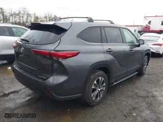 2022 Toyota Highlander XLE with VIN 5TDGZRBH3NS589352, listed as a IAAI auction lot 40977172 with 1 mi miles. Bid and sale history available at carsss.com. Image 4.