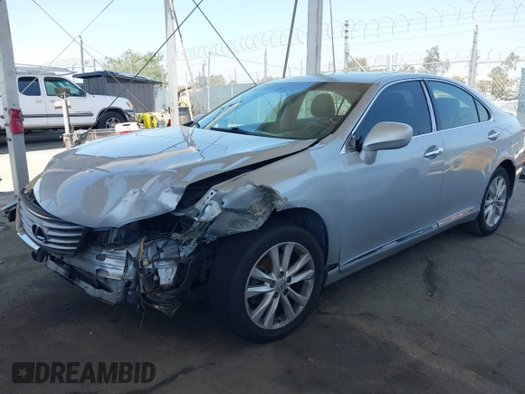2012 Lexus ES 330 z VIN JTHBK1EGXC2495247, wystawiony jako IAAI lot #42398001 z przebiegiem 135 058 mil mil oraz . Historia ofert i sprzedaży dostępna na DreamBid. Obrazek 2.