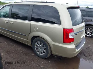 2011 Chrysler Town & Country Touring L z VIN 2A4RR8DG6BR677303, wystawiony jako IAAI lot #42168348 z przebiegiem 237 886 mil mil oraz . Historia ofert i sprzedaży dostępna na DreamBid. Obrazek 3.