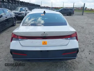 2024 Hyundai Elantra SE z VIN KMHLL4DG1RU798092, wystawiony jako IAAI lot #41985256 z przebiegiem 24 940 mil mil oraz . Historia ofert i sprzedaży dostępna na DreamBid. Obrazek 17.