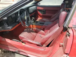1984 Chevrolet Corvette z VIN 1G1AY0786E5125578, wystawiony jako Copart lot #58390705 z przebiegiem 79 392 mil mil oraz Czysty tytuł • Clean title. Historia ofert i sprzedaży dostępna na DreamBid. Obrazek 7.